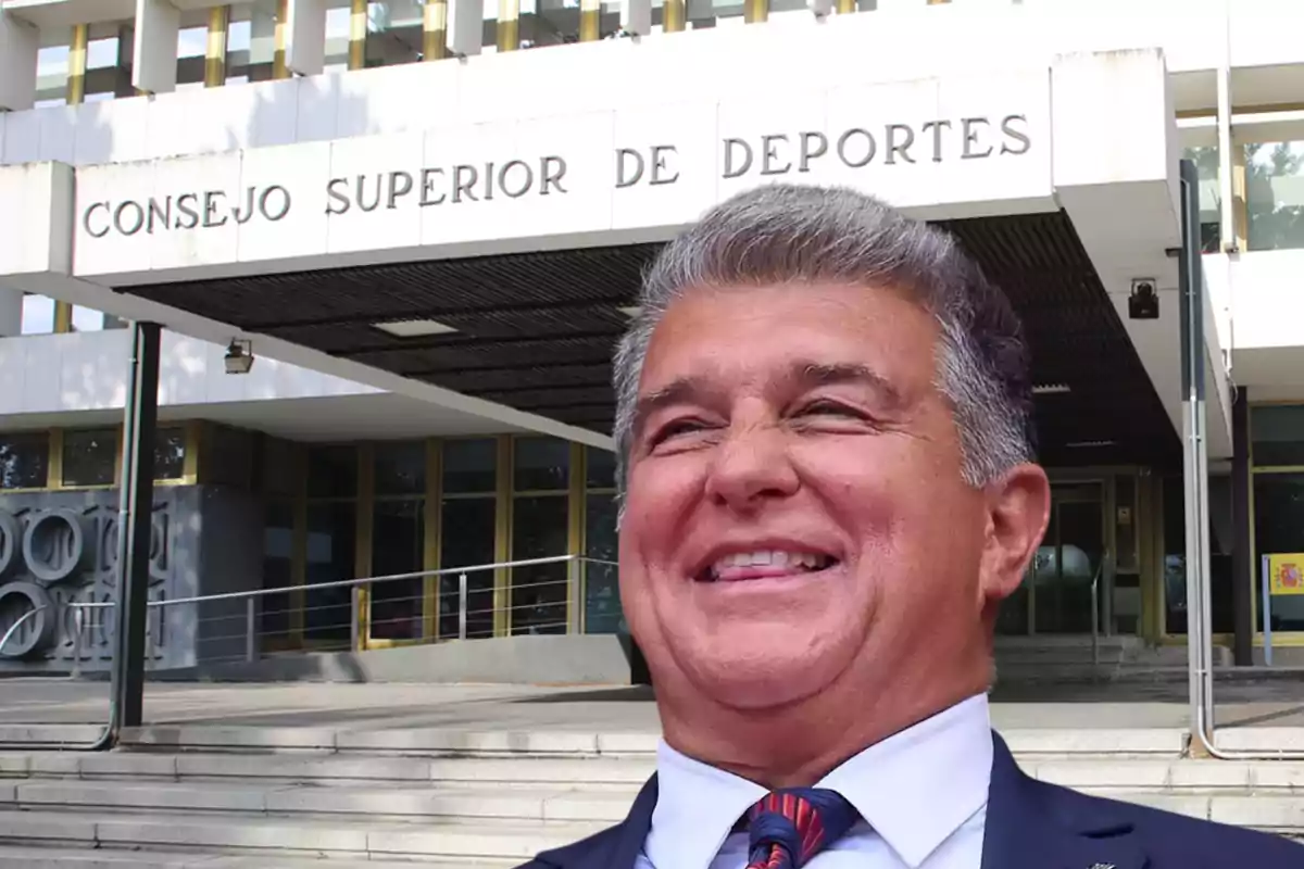 Un hombre sonriendo frente al edificio del Consejo Superior de Deportes.