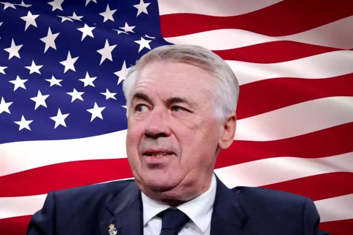 Carlo Ancelotti con traje oscuro y corbata frente a una bandera de Estados Unidos.