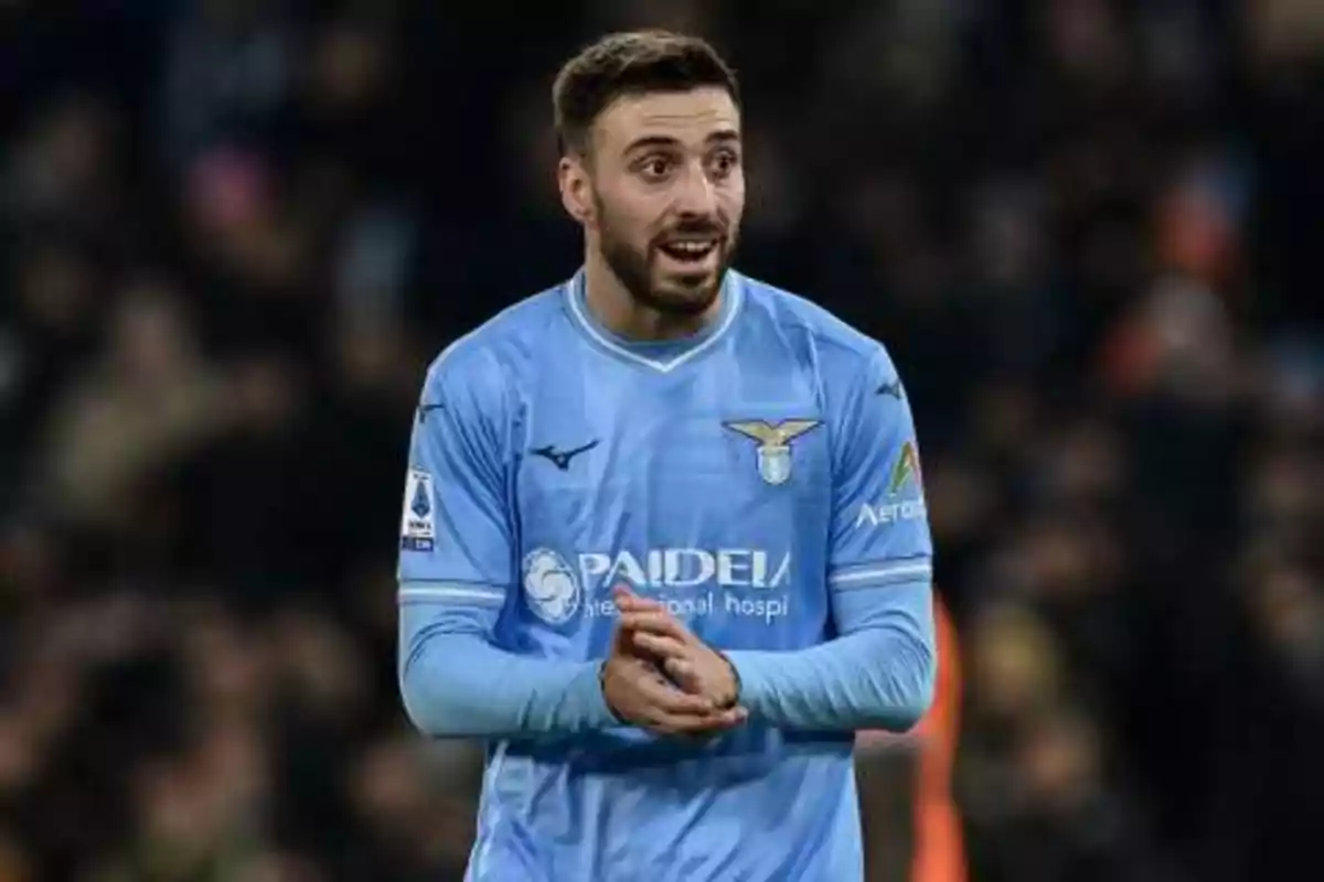 Jugador de fútbol con uniforme azul claro del equipo Lazio en el campo de juego. Jugador de fútbol con uniforme azul claro del equipo Lazio en el campo de juego.