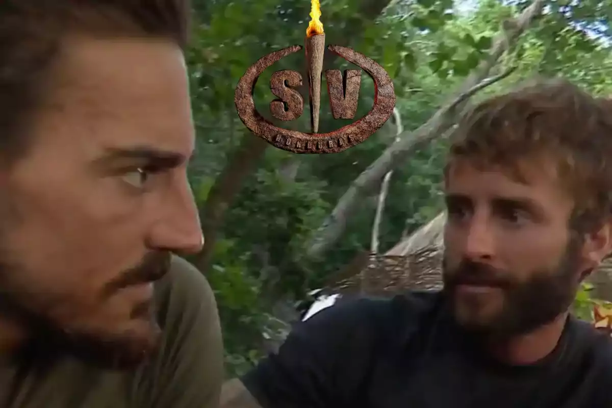 Dos personas conversan intensamente en un entorno selvático con un logotipo de un programa de supervivencia en el fondo.