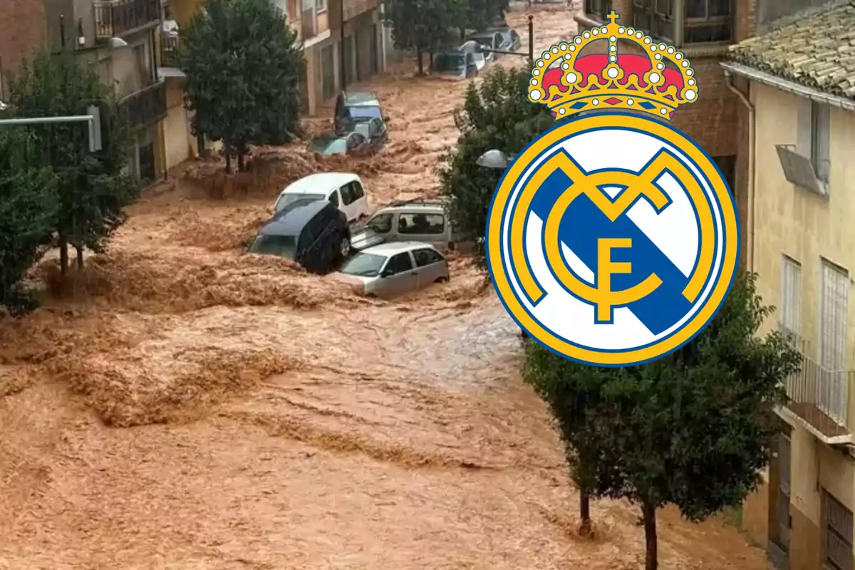 Calle inundada con varios coches atrapados en el agua y un logo del Real Madrid superpuesto en la esquina superior derecha.