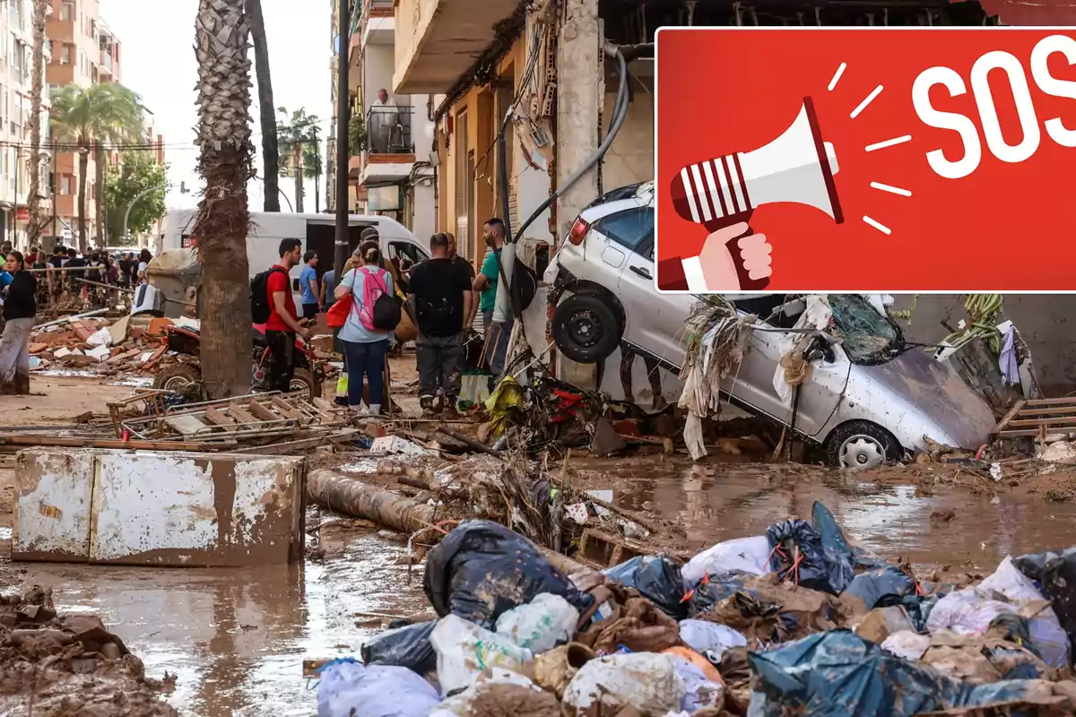 Personas observan los daños causados por una inundación en una calle llena de escombros y vehículos dañados, con un gráfico de megáfono y la palabra SOS superpuesto.