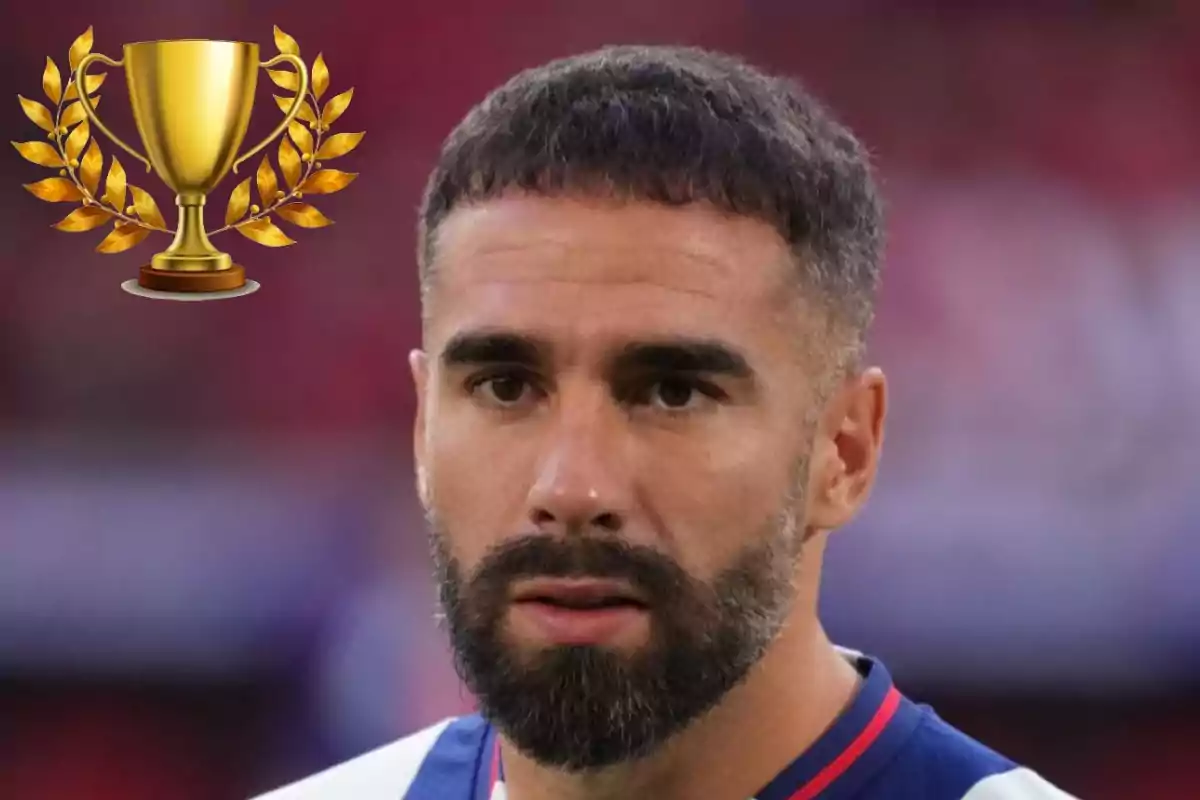 Hombre con barba y cabello corto, con un trofeo dorado y hojas doradas en el fondo.