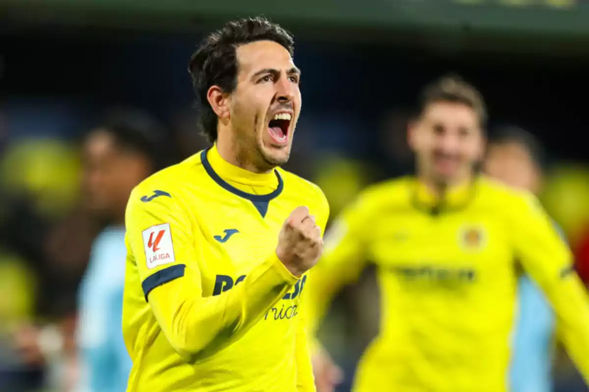 Un jugador de fútbol con uniforme amarillo celebra con entusiasmo en el campo. Un jugador de fútbol con uniforme amarillo celebra con entusiasmo en el campo.