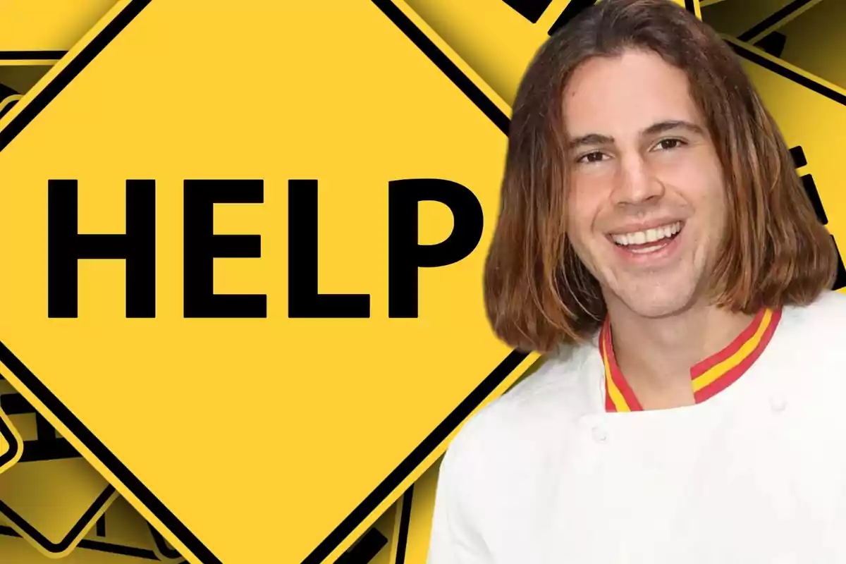 Persona sonriendo frente a un cartel amarillo con la palabra "HELP".