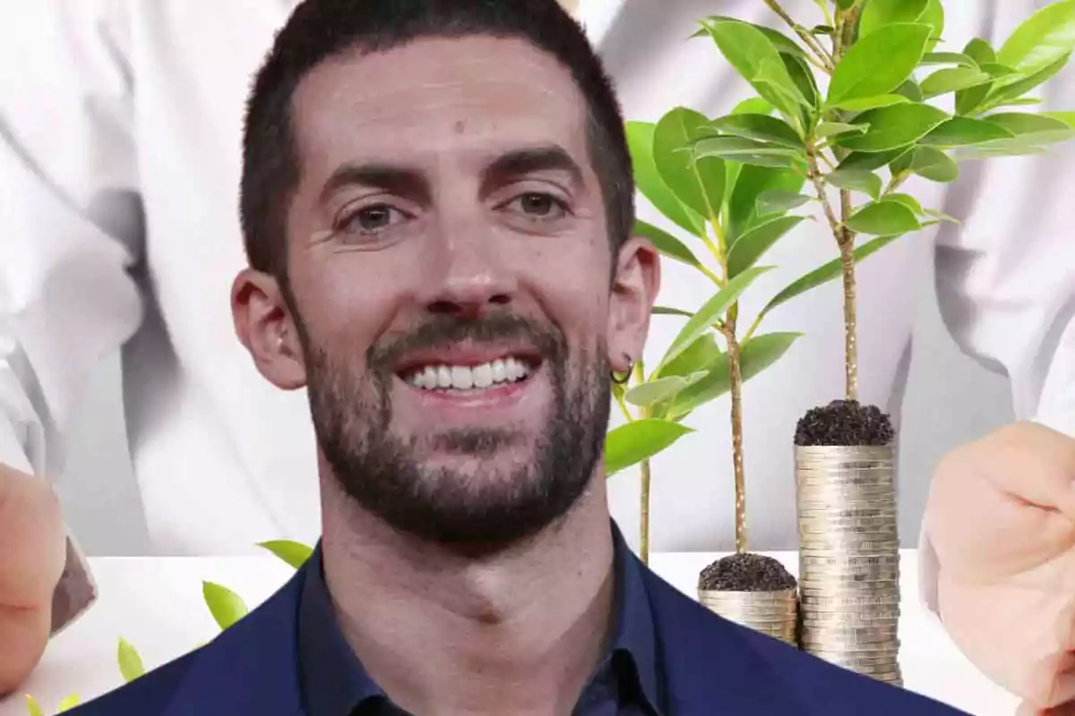 Un hombre sonriente frente a un fondo de plantas creciendo sobre pilas de monedas.