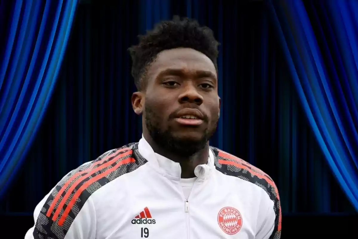 Alphonso Davies con un fondo detrás de cortinas azul marino