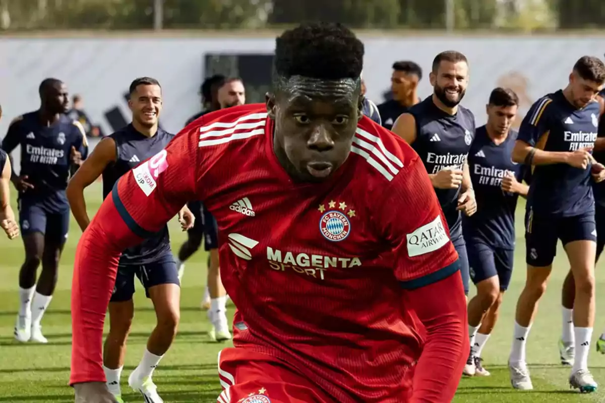 Un jugador del Bayern Múnich en primer plano con jugadores del Real Madrid entrenando en el fondo.