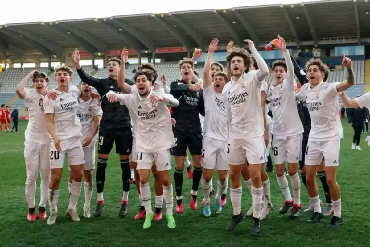 Jugadores de fútbol celebrando en el campo después de un partido.