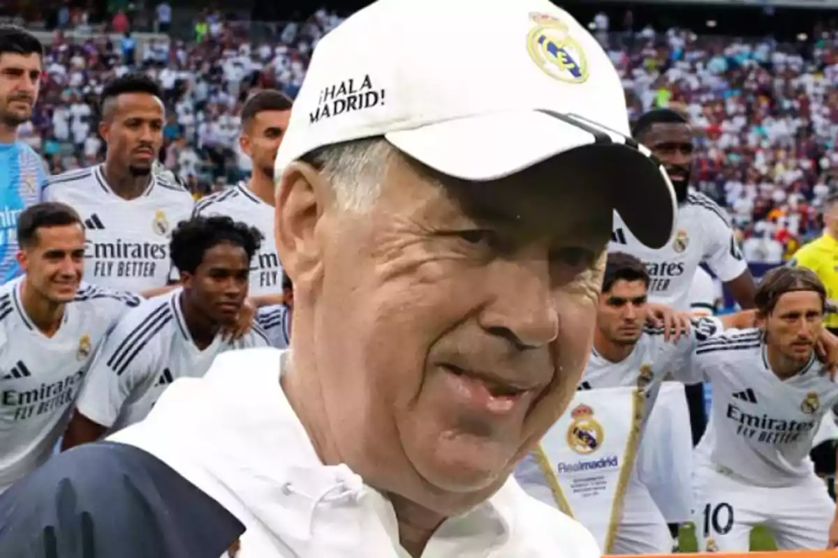 Ancelotti con el equipo del Real Madrid posando en el fondo.