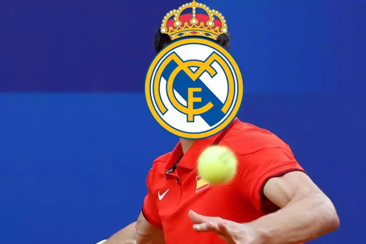 Jugador de tenis con el logo del Real Madrid en lugar de su rostro.