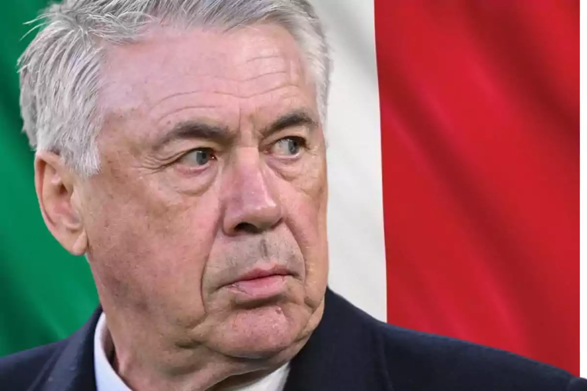 Carlo Ancelotti frente a una bandera de Italia.