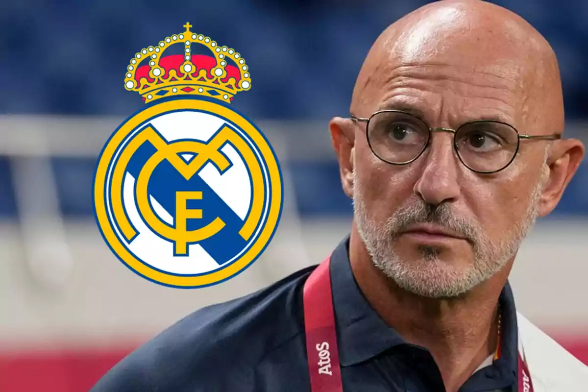 Luis De la Fuente con el logo del Real Madrid al lado