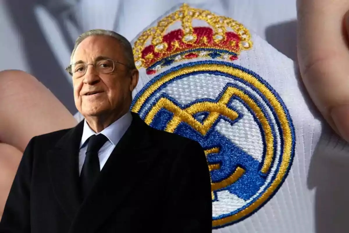 Un hombre mayor con gafas y traje oscuro aparece frente a un escudo bordado del Real Madrid.