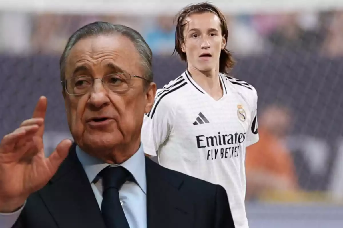 Un hombre mayor con gafas y traje oscuro hablando, con un jugador de fútbol joven con camiseta blanca del Real Madrid en el fondo.