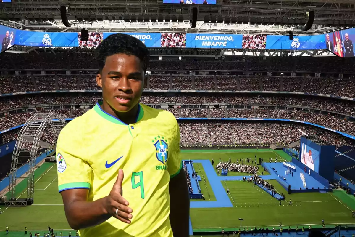 Un jugador de fútbol con la camiseta de Brasil está en un estadio lleno de espectadores, con una pantalla que dice "Bienvenido, Mbappé".