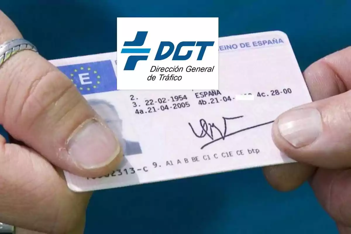 Una persona sosteniendo una licencia de conducir española con el logotipo de la Dirección General de Tráfico (DGT).