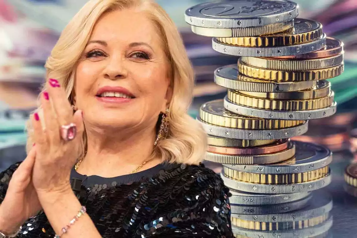 Una mujer rubia sonriente con un fondo de monedas apiladas.