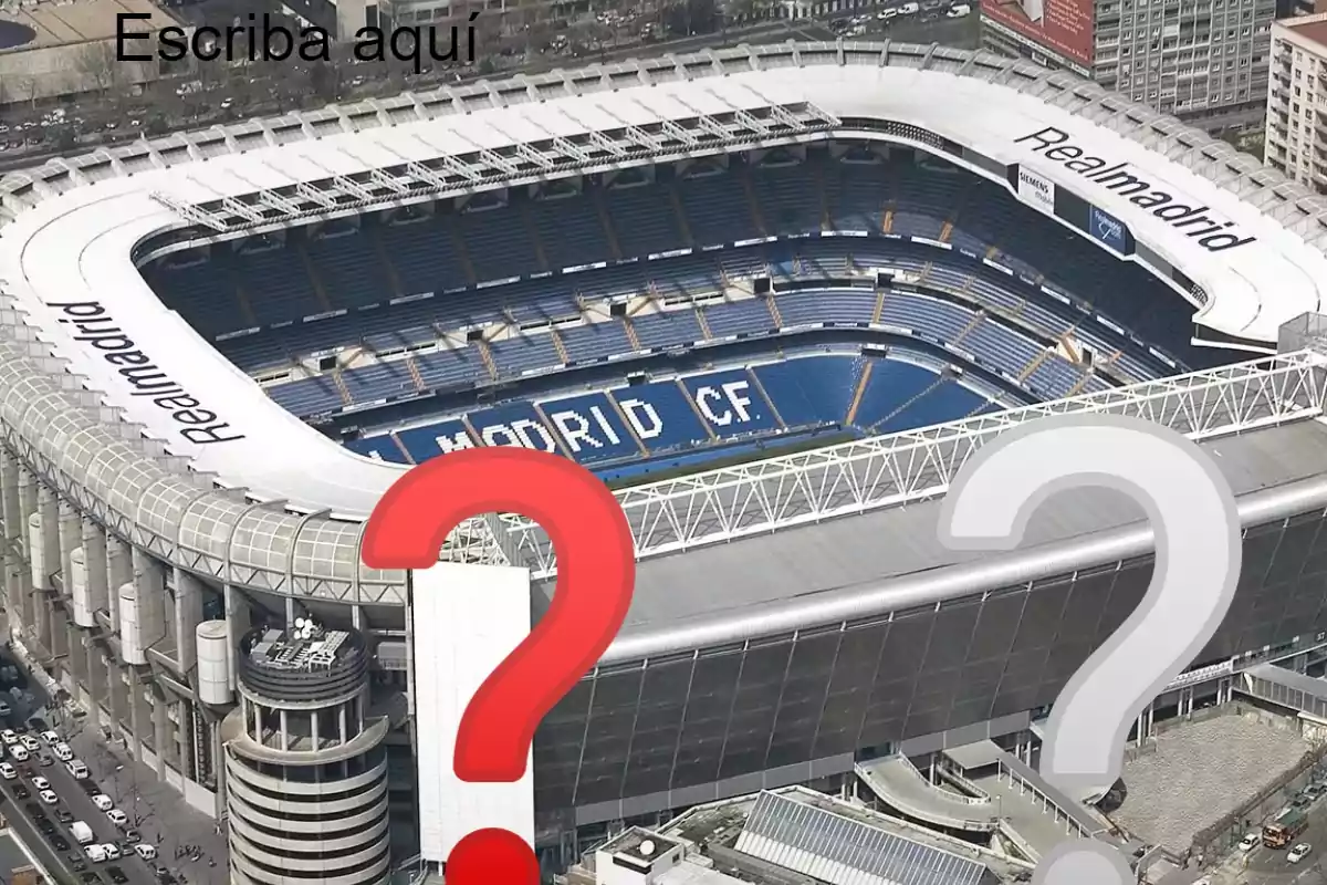 Vista aérea de un estadio de fútbol con el nombre "Real Madrid" visible en el techo y en las gradas, con dos signos de interrogación grandes en primer plano.