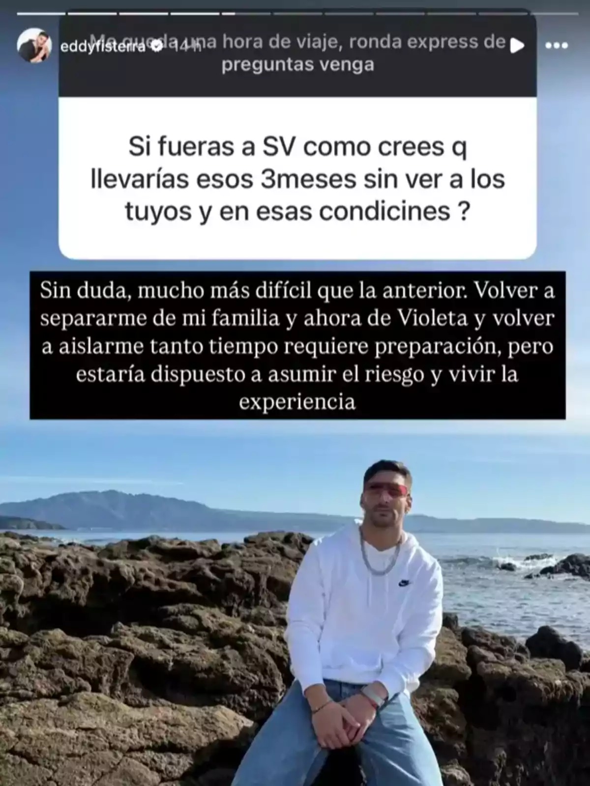 Un hombre con sudadera blanca y jeans está sentado sobre unas rocas frente al mar. Hay texto en la imagen que parece ser una pregunta y respuesta sobre una experiencia personal. Un hombre con sudadera blanca y jeans está sentado sobre unas rocas frente al mar. Hay texto en la imagen que parece ser una pregunta y respuesta sobre una experiencia personal.