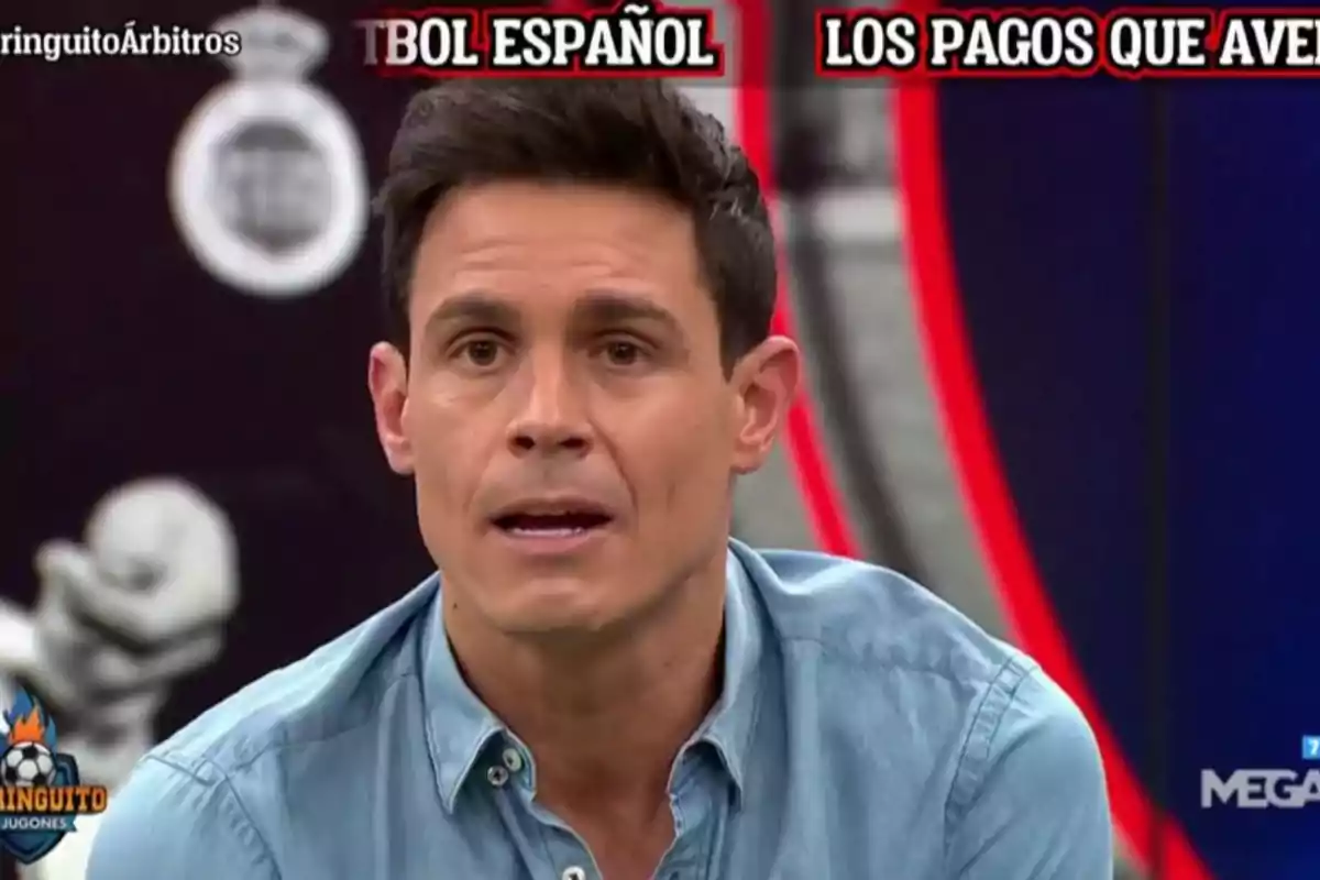 Un hombre con camisa azul claro aparece en un programa de televisión con el logo de "El Chiringuito de Jugones" en la esquina inferior izquierda y los textos "FÚTBOL ESPAÑOL" y "LOS PAGOS QUE AVE" en la parte superior.