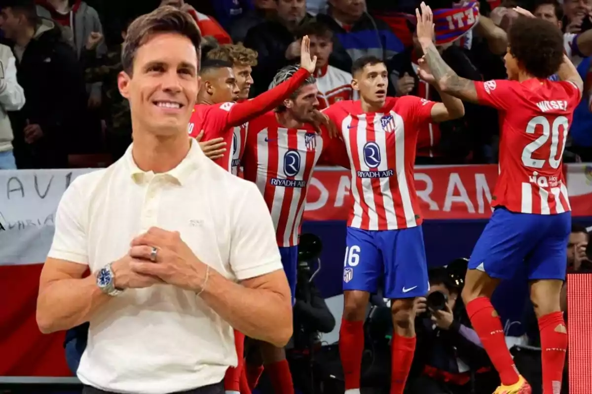 Un hombre sonriente con una camisa blanca está superpuesto sobre una imagen de jugadores de fútbol del Atlético de Madrid celebrando en el campo.