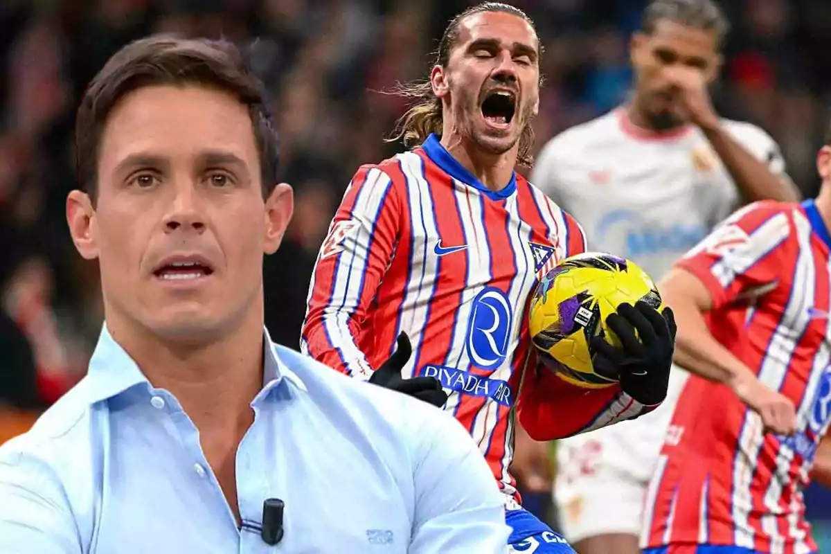 Un hombre con camisa azul claro y un jugador de fútbol celebrando con una camiseta a rayas rojas y blancas mientras sostiene un balón.