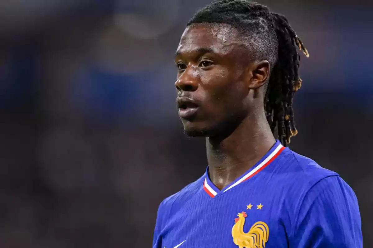 Jugador de fútbol con camiseta azul de la selección de Francia.