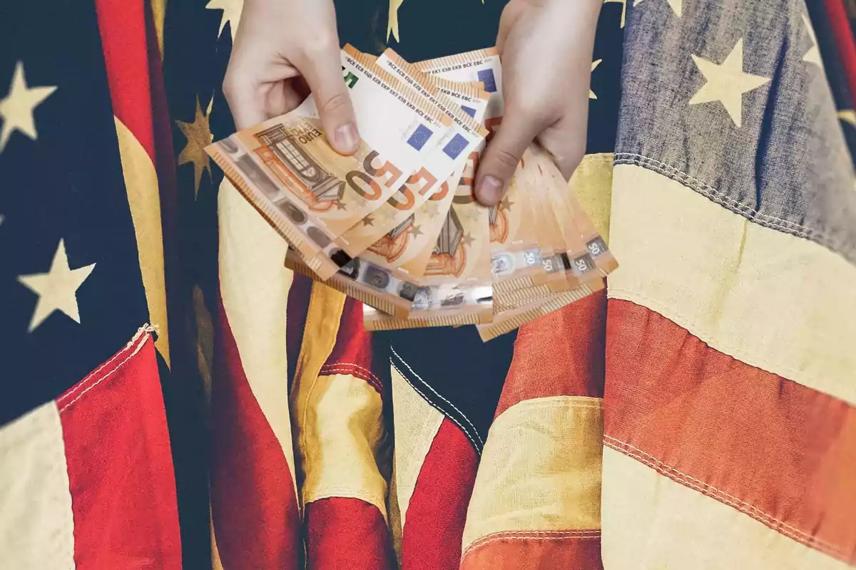 Manos sosteniendo billetes de euro frente a una bandera de Estados Unidos.