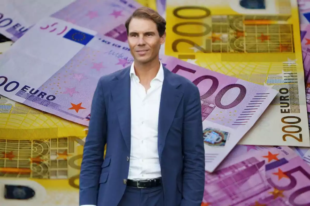 Rafa Nadal con traje azul y de fondo un suelo de billetes de euro