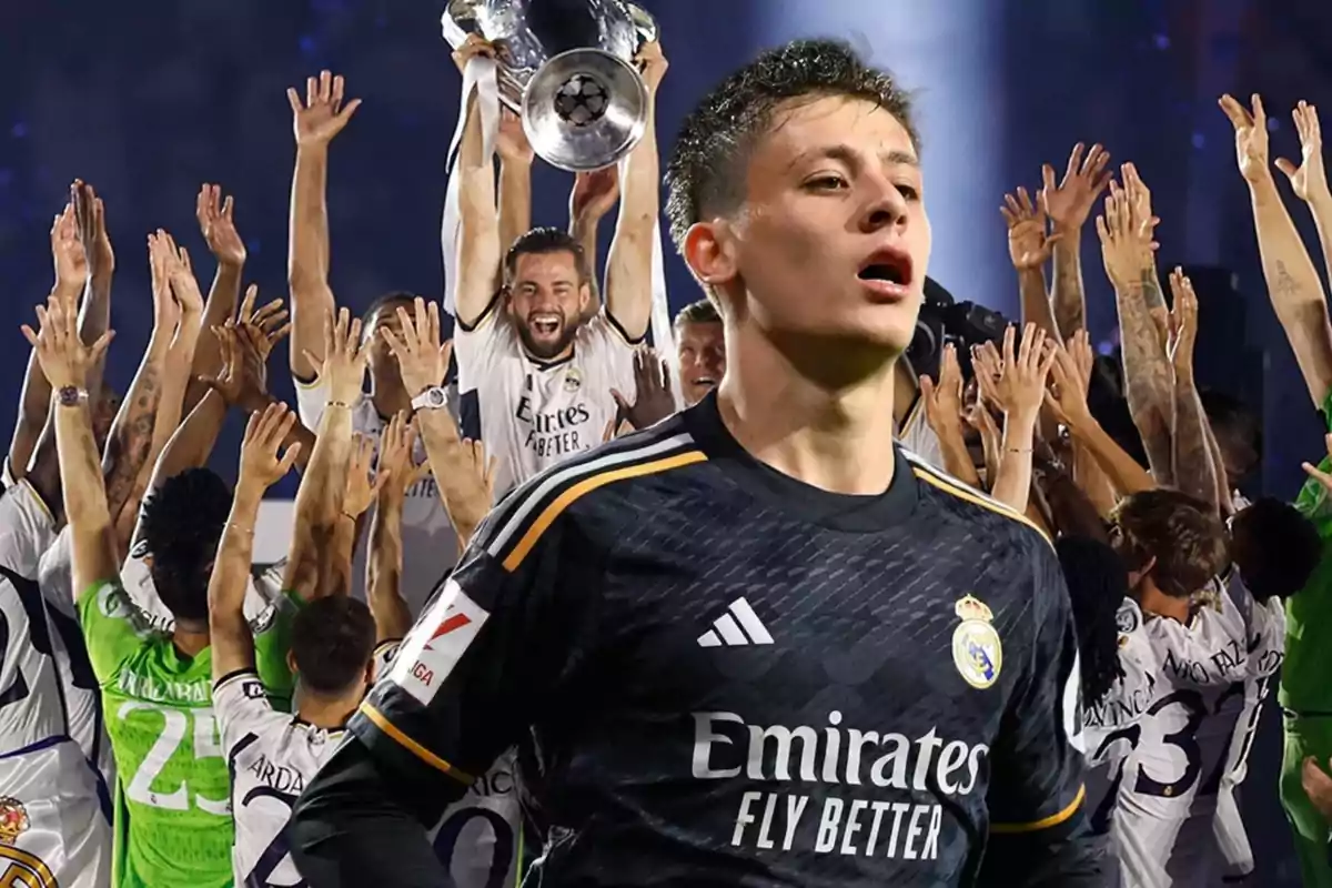 Jugadores del Real Madrid celebrando con un trofeo mientras uno de ellos aparece en primer plano con una camiseta negra.