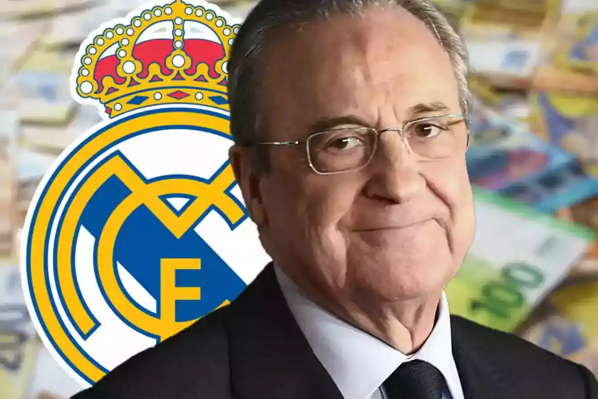 Un hombre mayor con gafas y traje oscuro sonríe frente al escudo del Real Madrid, con billetes de fondo.