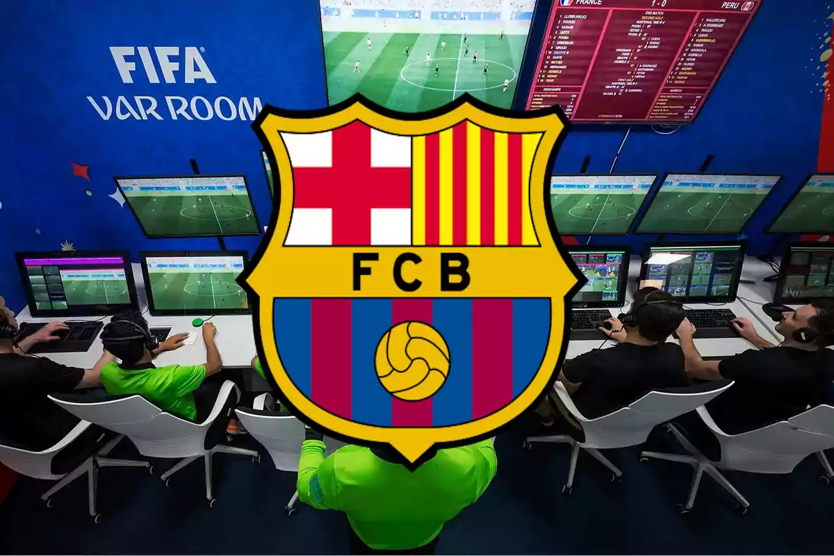 Sala de VAR de la FIFA con varias pantallas y árbitros revisando jugadas, con el escudo del FC Barcelona superpuesto en el centro.