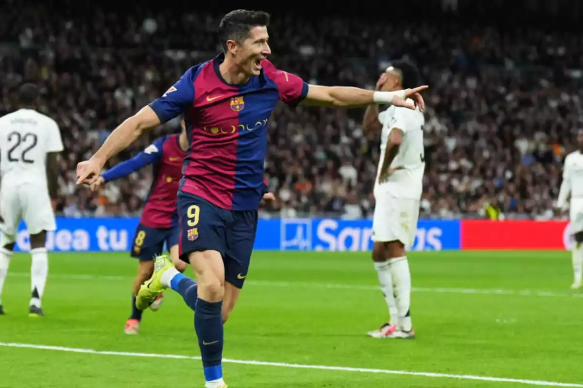 Jugador de fútbol celebrando un gol en un partido entre el Barcelona y un equipo de uniforme blanco.