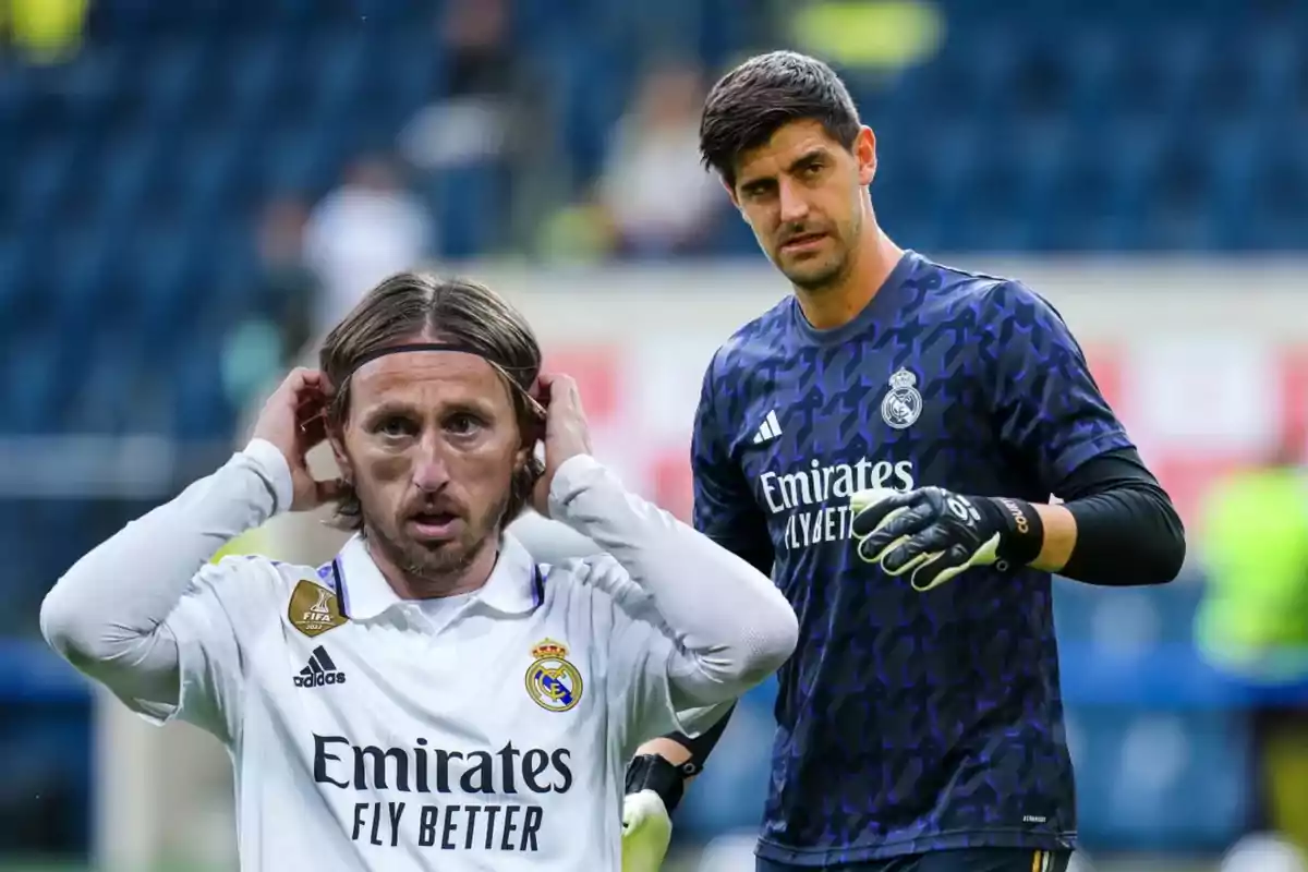 Dos jugadores del Real Madrid en el campo, uno con uniforme blanco y otro con uniforme de portero.