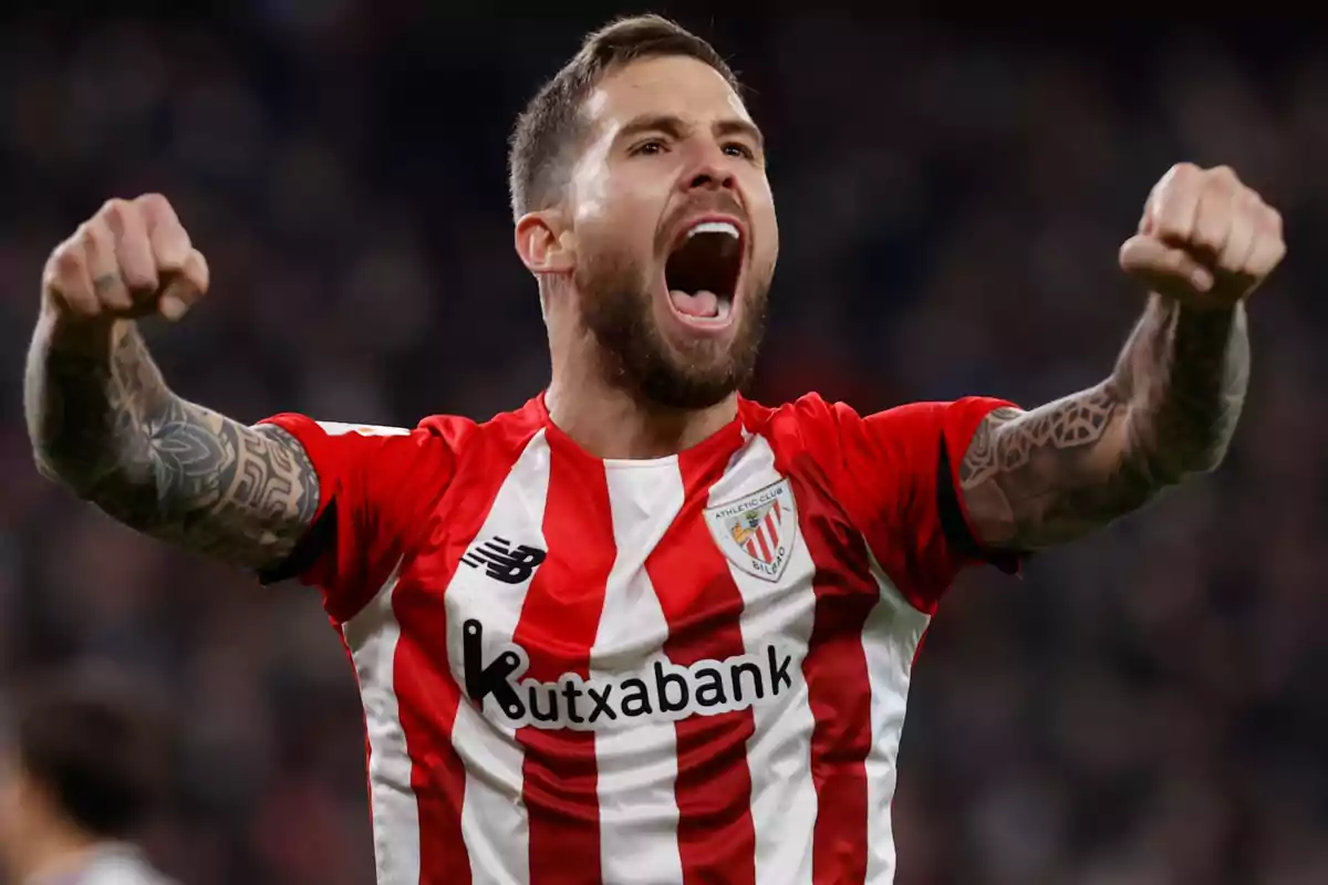 Jugador de fútbol celebrando con los brazos en alto vistiendo la camiseta del Athletic Club de Bilbao. Jugador de fútbol celebrando con los brazos en alto vistiendo la camiseta del Athletic Club de Bilbao.
