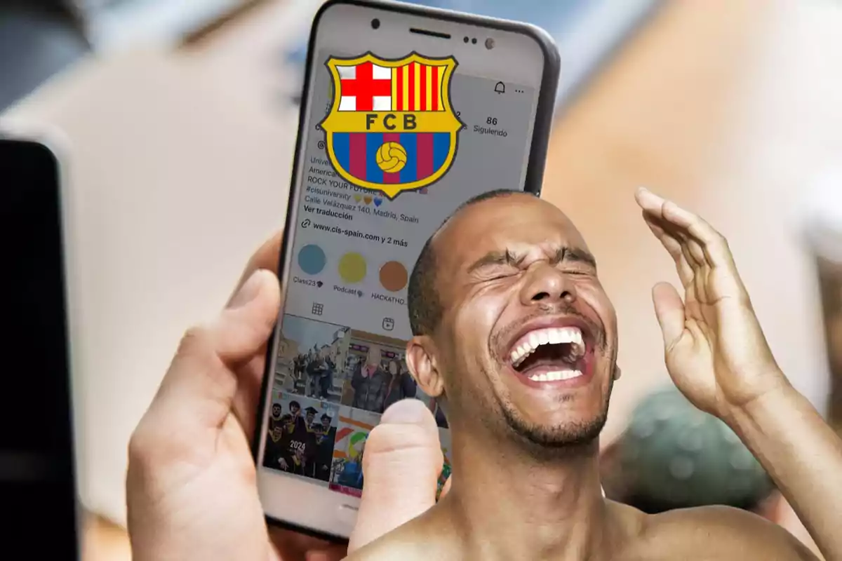 Un hombre riendo con una imagen superpuesta de un teléfono móvil que muestra el escudo del FC Barcelona en la pantalla.