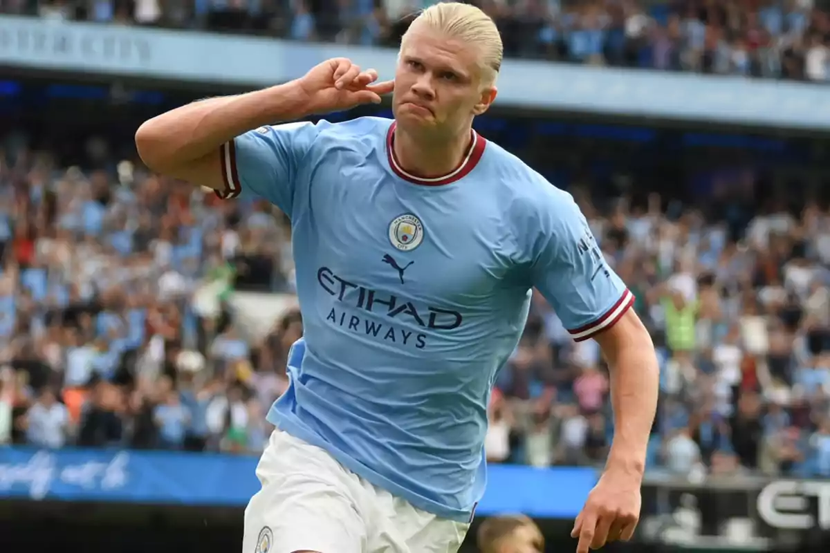 Jugador de fútbol celebrando un gol con la camiseta del Manchester City.