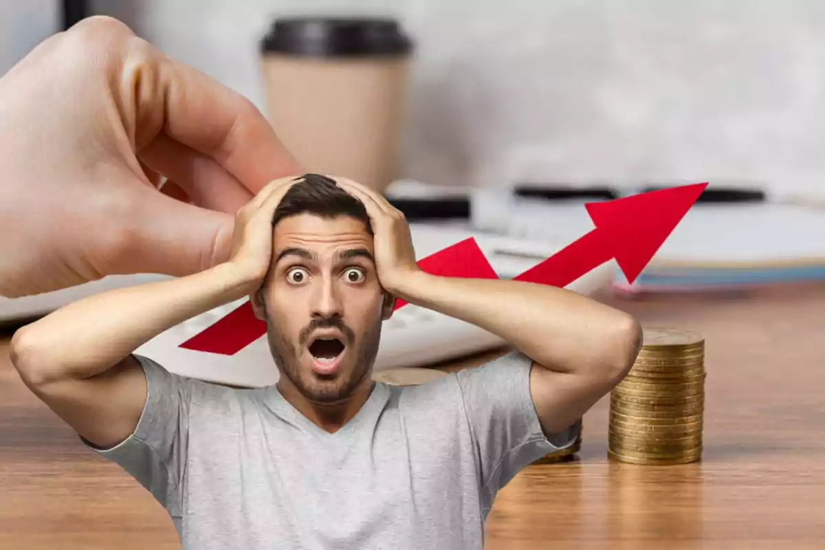 Hombre sorprendido con las manos en la cabeza frente a una gráfica de flecha roja ascendente y monedas apiladas.