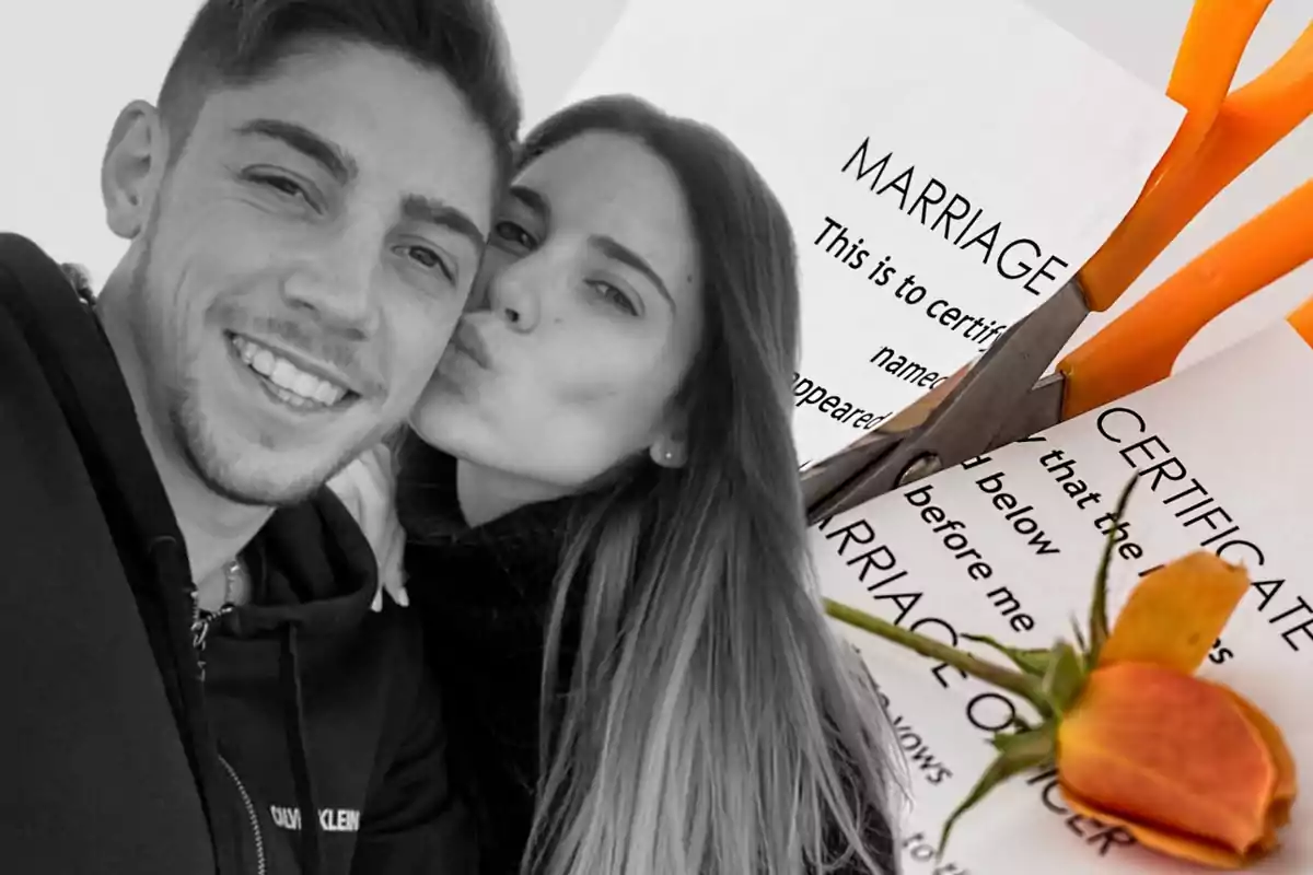 Una pareja sonriente en blanco y negro con un certificado de matrimonio cortado por unas tijeras y una rosa amarilla en primer plano.