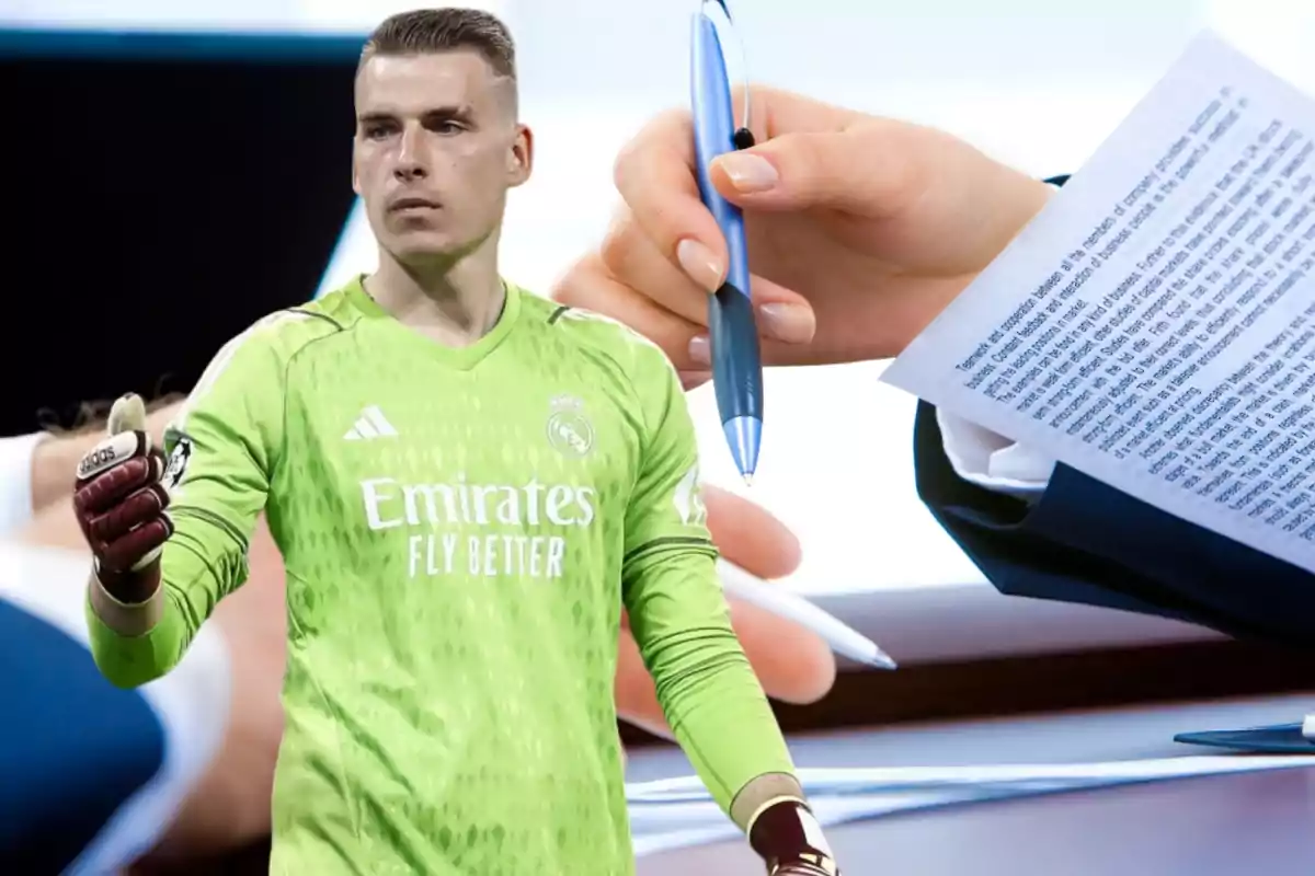 Un portero de fútbol con uniforme verde del Real Madrid y una mano sosteniendo un bolígrafo y un documento.