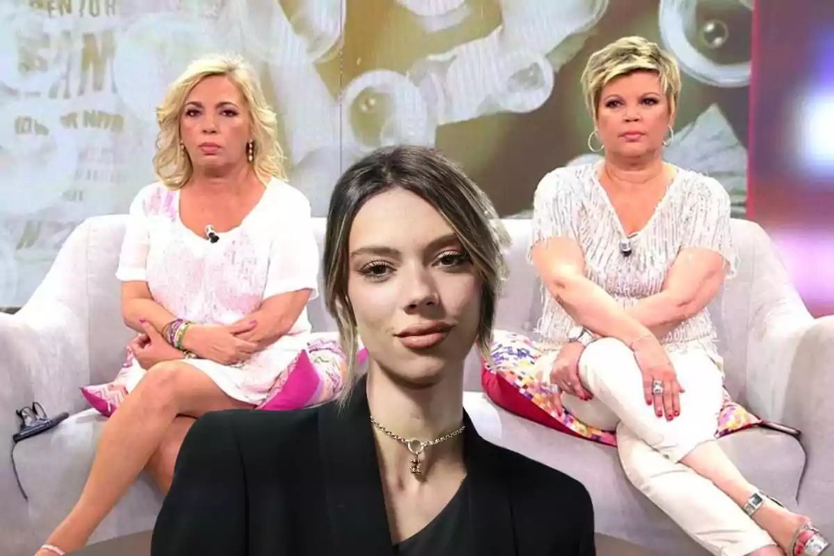 Tres mujeres sentadas en un set de televisión, dos de ellas en un sofá y una en primer plano.