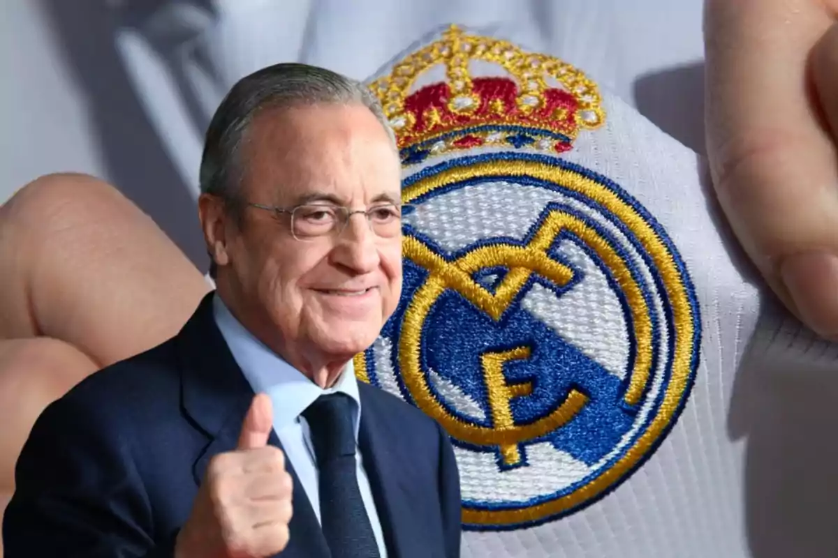 Florentino Pérez sonriente con el pulgar hacia arriba y de fondo el escudo del Real Madrid de una de sus camisetas