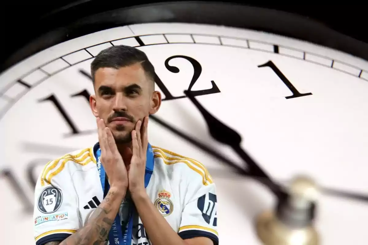 Un jugador de fútbol con uniforme blanco y medalla, con un reloj grande de fondo.