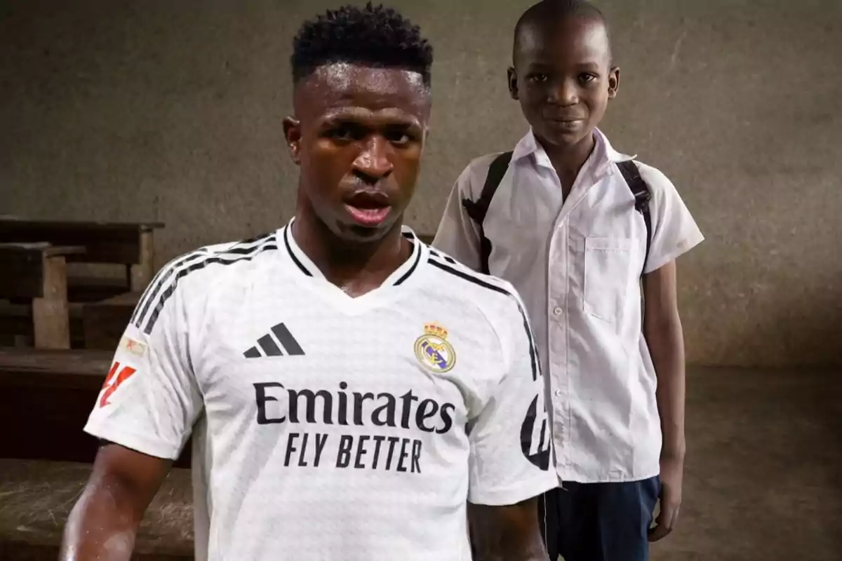 Un jugador de fútbol con camiseta blanca está al frente de un niño con uniforme escolar y mochila en un aula.