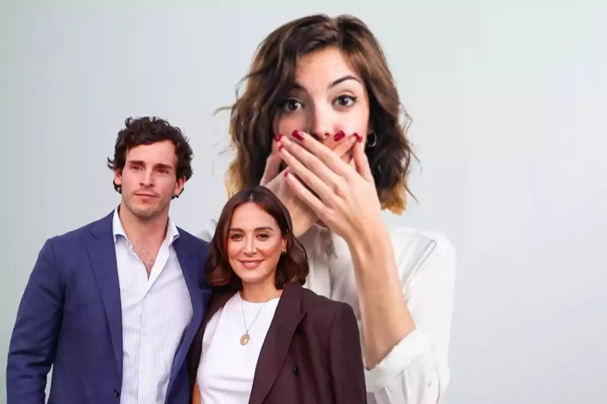 Tres personas posando, una mujer al fondo con las manos cubriéndose la boca y una pareja al frente sonriendo.