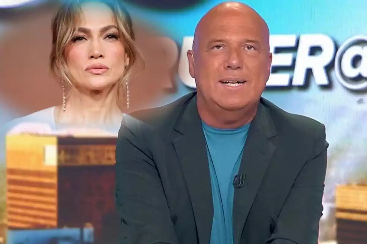 Alfonso Arús presentando su programa 'Aruser@s' junto a la imagen del rostro de la cantante Jennifer Lopez