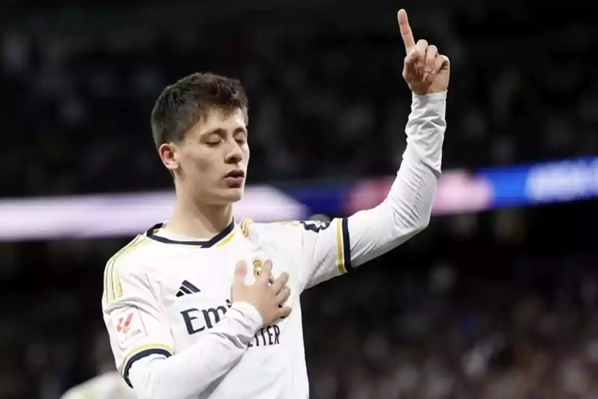 Arda Güler celebrando un gol con la camiseta del Real Madrid con el dedo señalando al cielo y una mano en el pecho
