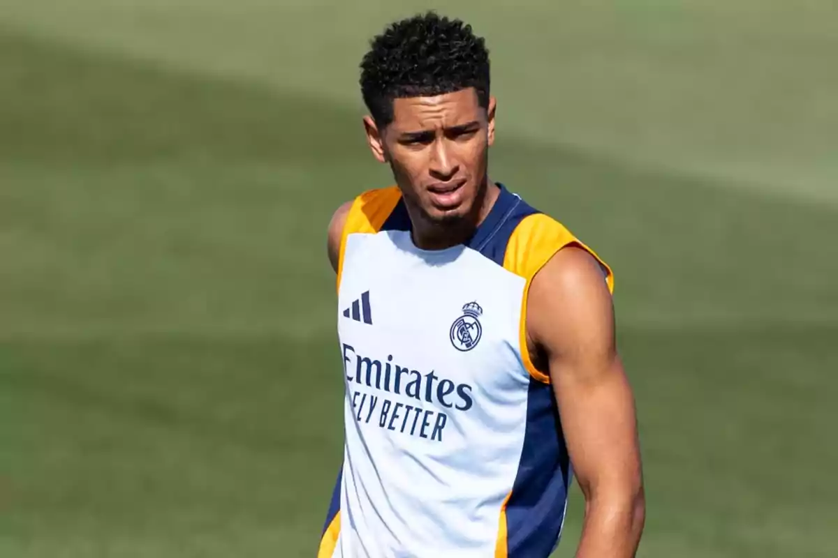 Jugador de fútbol con uniforme de entrenamiento del Real Madrid en el campo.