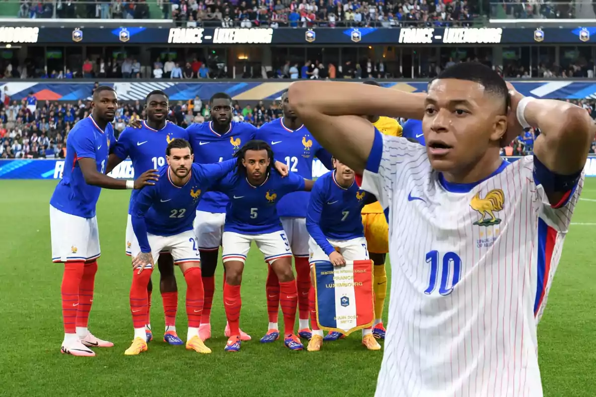 Un grupo de jugadores de fútbol de la selección de Francia posa para una foto en el campo, mientras que un jugador con el número 10 en la camiseta se encuentra en primer plano con las manos en la cabeza.